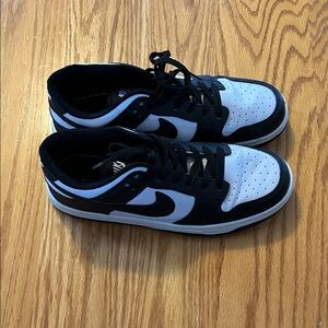 Nike Women's Black and White Low-Top Sneakers